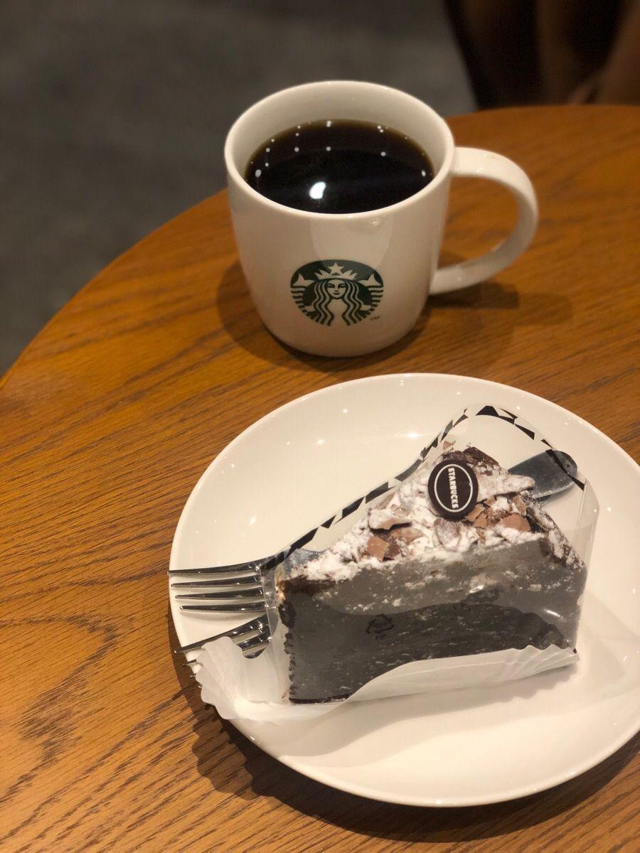 高巴地下商街的星巴克咖啡搭配巧克力甜点，放置在木桌上，展示优雅的咖啡时光。